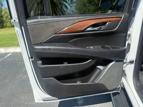 Used 2018 Cadillac Escalade ESV Premium Luxury RWD image 11