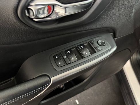 Used 2019 Jeep Cherokee Latitude w/ Cold Weather Group AWD/4WD image 14