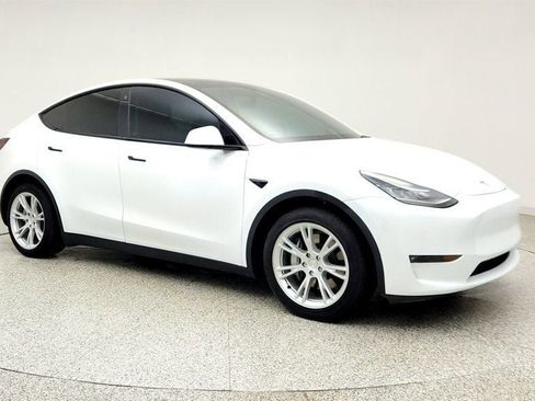 Used 2022 Tesla Model Y Long Range AWD/4WD image 3