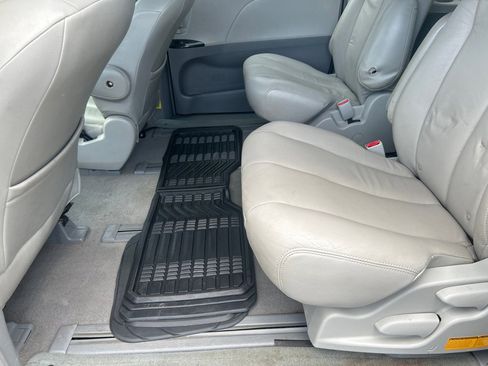 Used 2011 Toyota Sienna FWD image 12