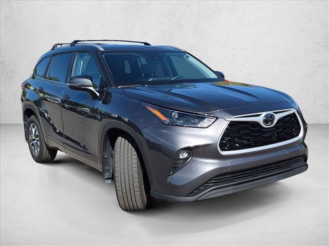 Used 2023 Toyota Highlander XLE FWD image 3