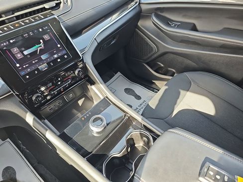 Used 2023 Jeep Grand Cherokee Laredo w/ Luxury Tech Group I image 27