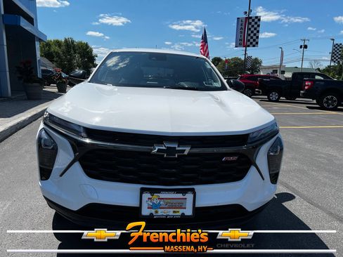 Used 2024 Chevrolet Trax RS FWD image 2