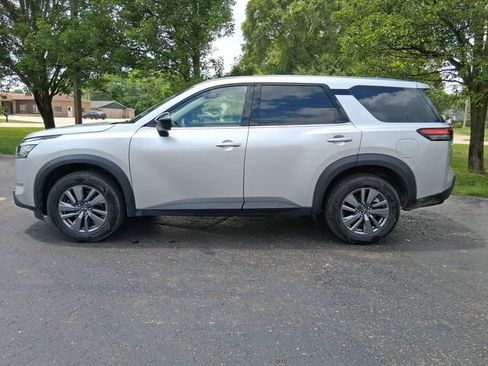 Used 2024 Nissan Pathfinder S FWD image 3