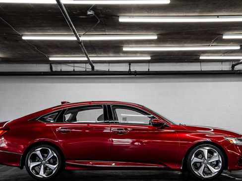 Used 2018 Honda Accord Touring image 6