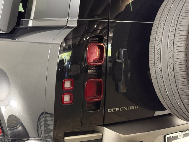 Used 2025 Land Rover Defender 110 X-Dynamic SE AWD/4WD image 13