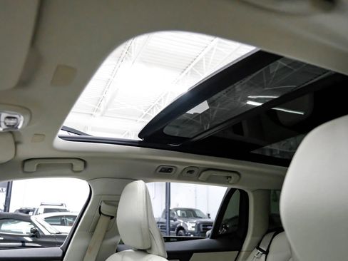 Used 2020 Volvo V60 T5 Momentum image 4