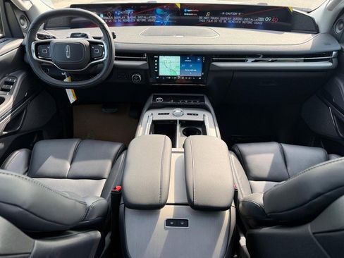 New 2025 Lincoln Navigator Reserve image 9