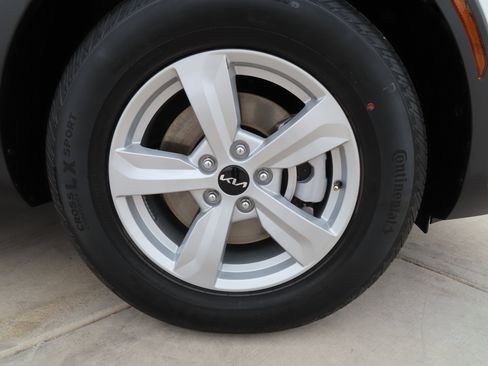 Used 2025 Kia Sorento LX image 11