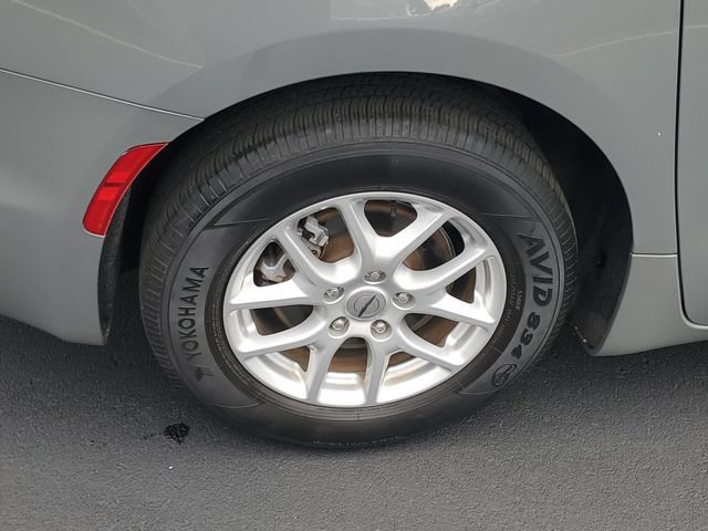 Used 2023 Chrysler Pacifica Touring-L FWD image 5