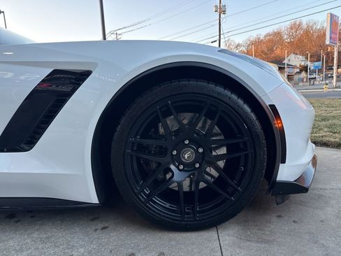 Used 2015 Chevrolet Corvette Z06 w/ 3LZ Preferred Equipment Group image 12