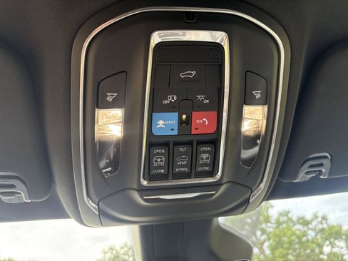 Used 2025 Jeep Wagoneer L Series III w/ Premium Group I AWD/4WD image 25