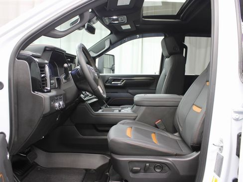 Used 2025 GMC Sierra 2500 AT4 image 9