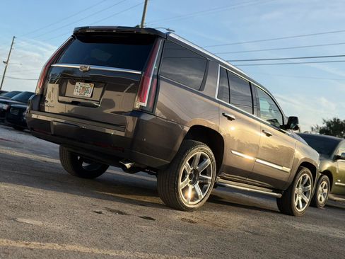 Used 2017 Cadillac Escalade Luxury image 4