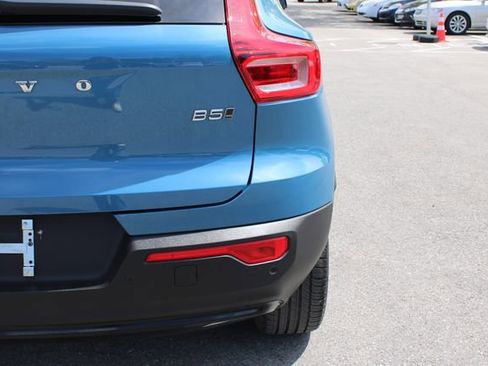 Used 2025 Volvo XC40 B5 Plus image 44