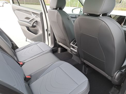 New 2026 Volkswagen Tiguan SE image 11