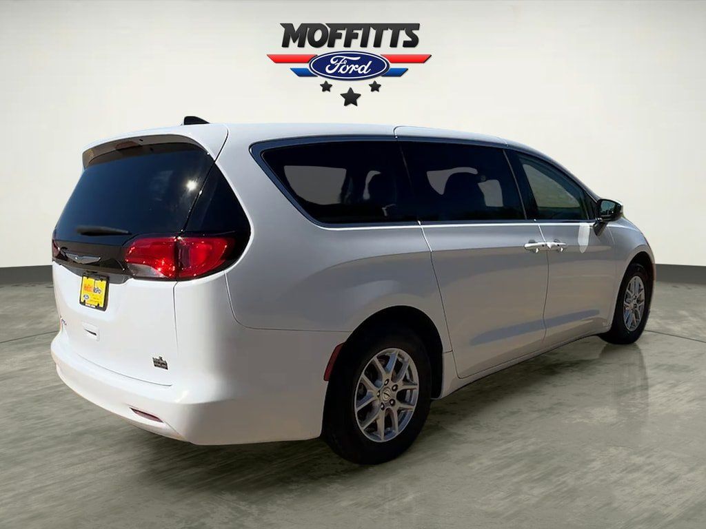 Used 2023 Chrysler Voyager LX FWD image 5