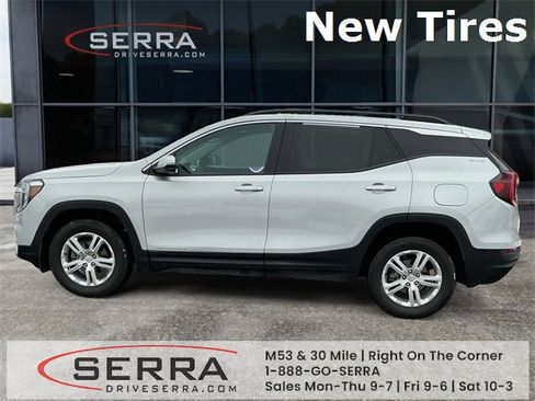 Used 2022 GMC Terrain SLE w/ Driver Convenience Package image 2