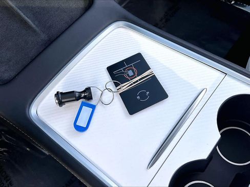 Used 2021 Tesla Model Y Long Range image 13