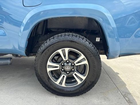Used 2019 Toyota Tacoma TRD Sport AWD/4WD image 9