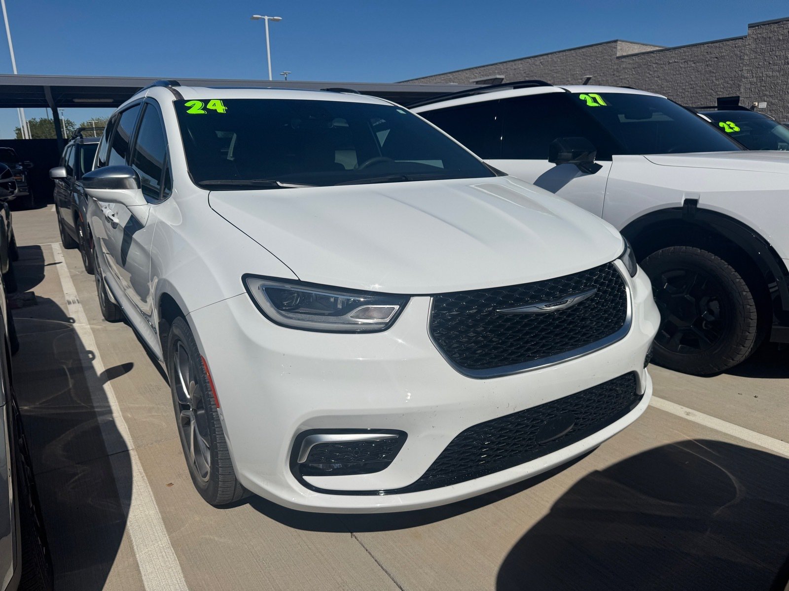 Used 2024 Chrysler Pacifica Pinnacle w/ Trailer Tow Group AWD/4WD image 5