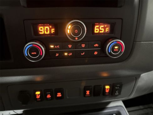 Used 2017 Nissan NV 3500 SL image 16