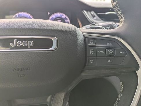 Used 2025 Jeep Grand Cherokee Limited w/ Black Appearance Package image 17