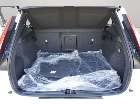 New 2025 Volvo XC40 B5 Ultra w/ Climate Package image 22