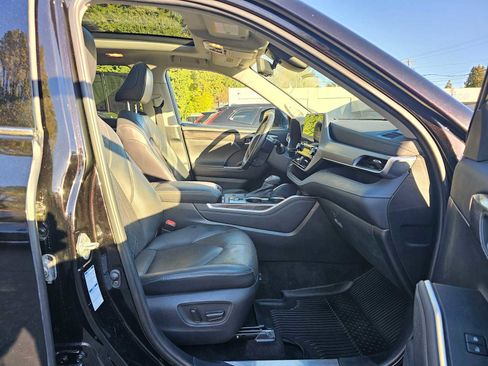 Used 2021 Toyota Highlander Platinum image 10