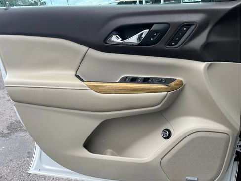 Used 2018 GMC Acadia Denali w/ Technology Package FWD image 19