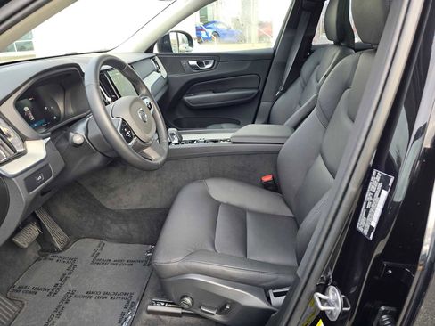 Used 2025 Volvo XC60 B5 Plus image 23