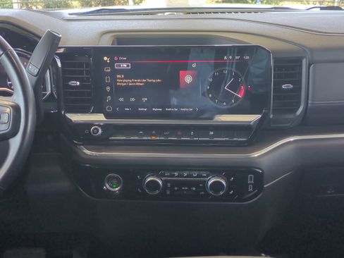 Used 2024 GMC Sierra 1500 SLT image 18