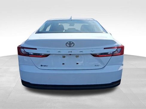 Used 2025 Toyota Camry LE image 9