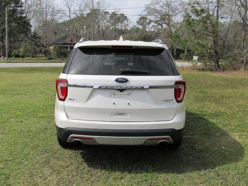 Used 2017 Ford Explorer XLT w/ Equipment Group 202A image 5