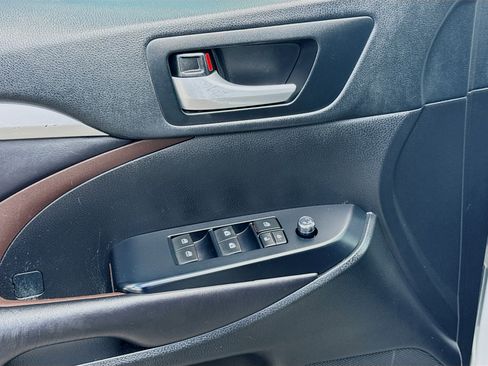 Used 2019 Toyota Highlander XLE image 17