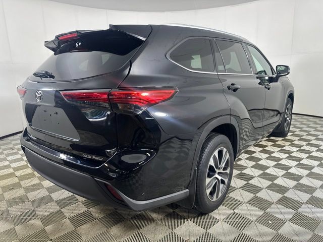 Used 2022 Toyota Highlander XLE AWD/4WD image 7