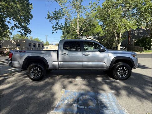 Used 2017 Toyota Tacoma TRD Off-Road w/ Tow Package AWD/4WD image 8