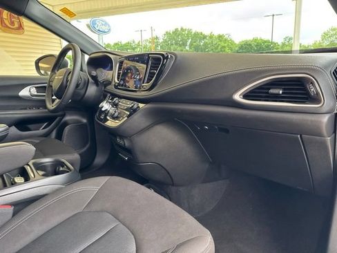 Used 2023 Chrysler Pacifica Touring FWD image 26