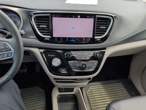 Used 2023 Chrysler Pacifica Touring-L w/ Uconnect Theater Family Group FWD image 22