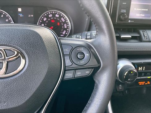 Used 2022 Toyota RAV4 XLE Premium image 25