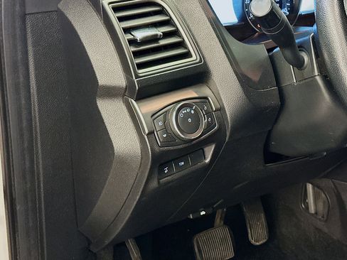 Used 2018 Ford Explorer XLT w/ Equipment Group 202A AWD/4WD image 17