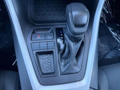 Used 2021 Toyota RAV4 LE image 19