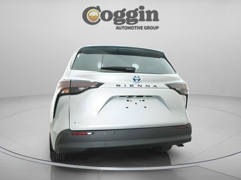 Used 2025 Toyota Sienna XLE image 12