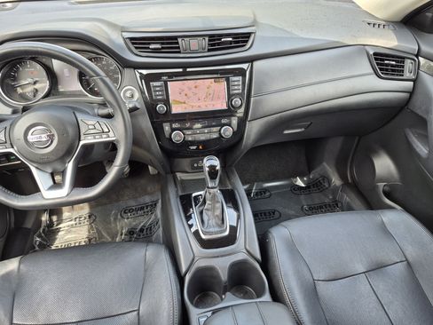 Used 2018 Nissan Rogue SV w/ Premium Package FWD image 18