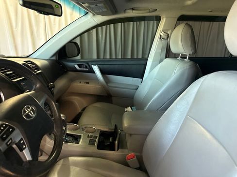 Used 2011 Toyota Highlander SE w/ Tow Pkg FWD image 19