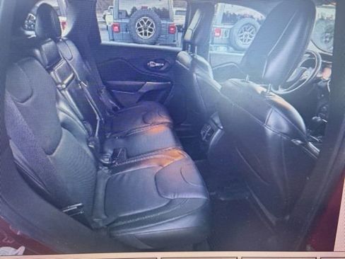 Used 2019 Jeep Cherokee Overland w/ Technology Group AWD/4WD image 2