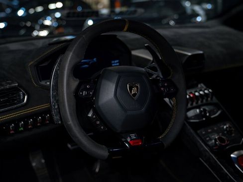Used 2018 Lamborghini Huracan Performante AWD/4WD image 21