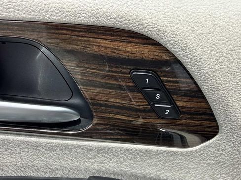 Used 2023 Chrysler Pacifica Limited FWD image 25