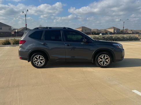 Used 2021 Subaru Forester Premium image 8