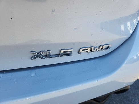 Used 2022 Toyota Highlander XLE AWD/4WD image 43